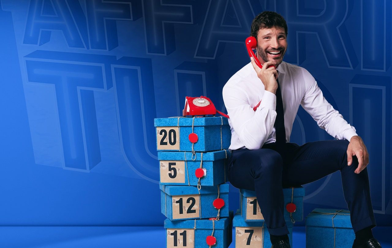 Stefano De Martino nel visual ufficiale di Affari Tuoi su RaiPlay