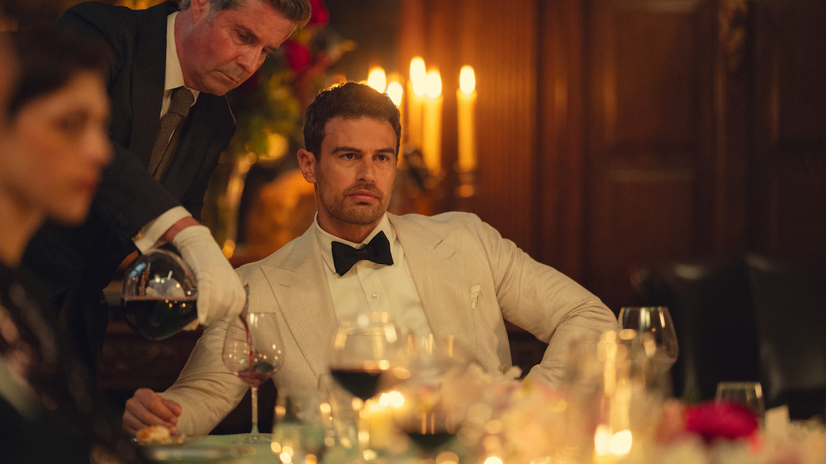 Theo James in The Gentlemen 2 in una scena ufficiale Netflix