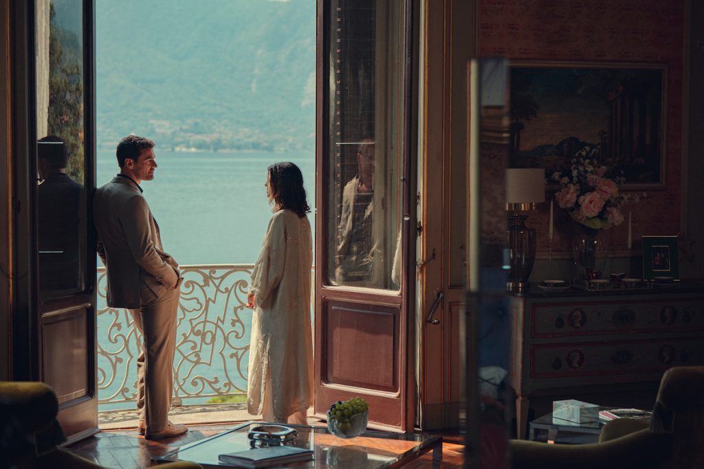 Theo James e Benedetta Porcaroli in una scena sul lago di The Gentlemen 2