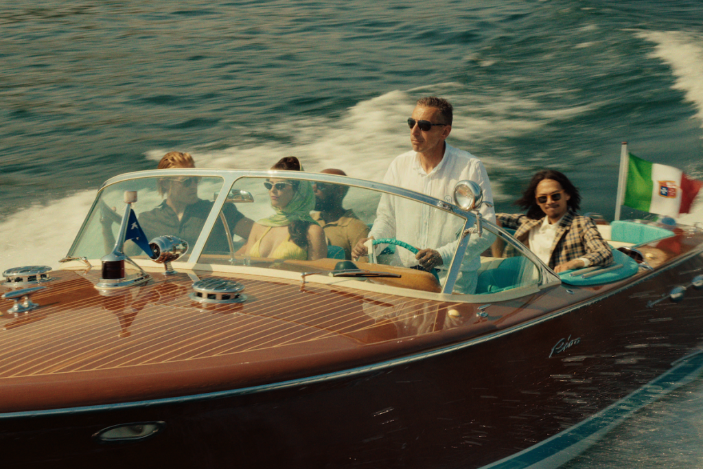 Motoscafo sul lago in una scena italiana di The Gentlemen 2