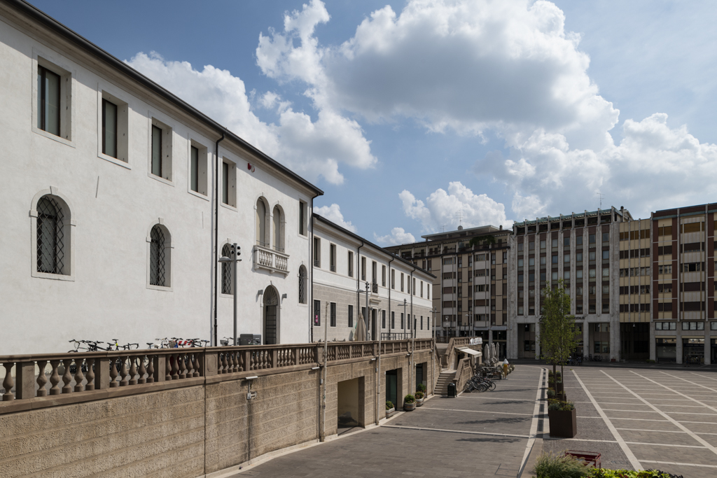 Biblioteca civica di Pordenone in Piazza XX Settembre