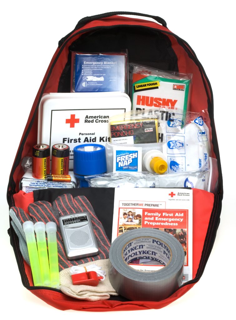 Kit di emergenza domestica con torcia radio e materiali essenziali