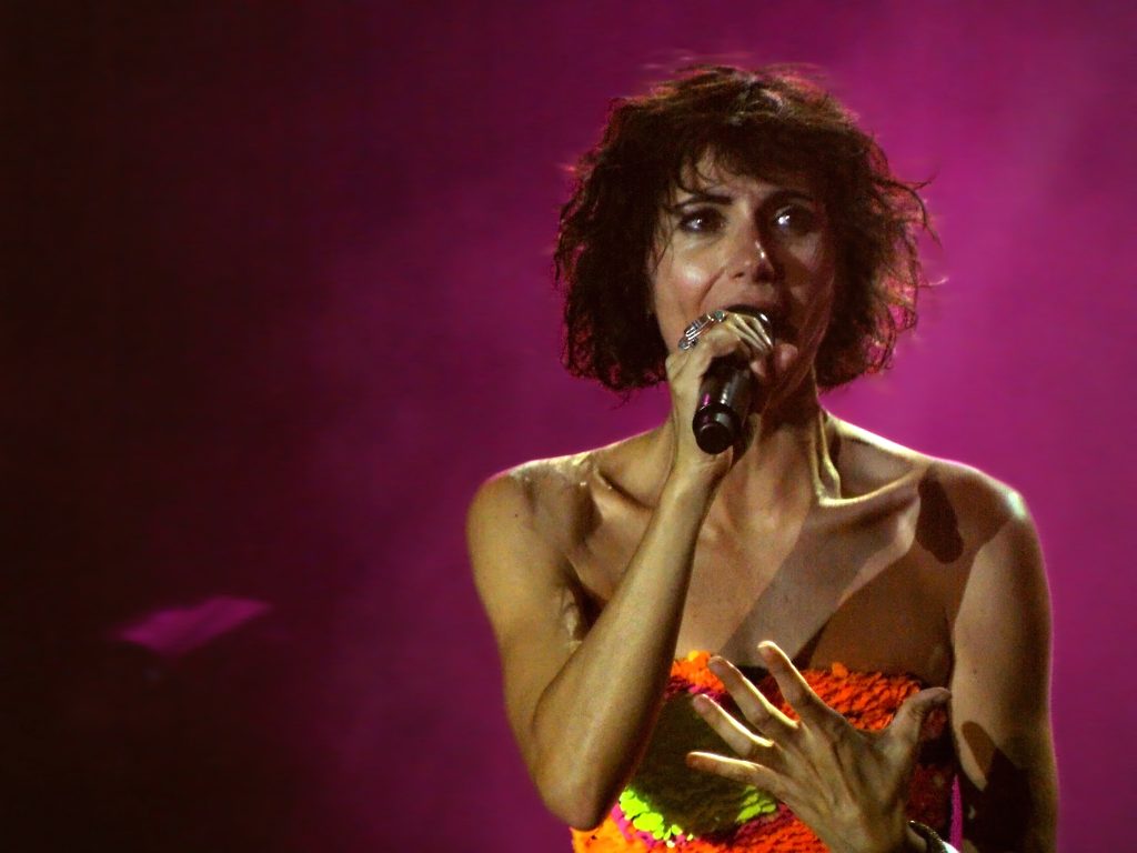 Giorgia durante un concerto a Milano