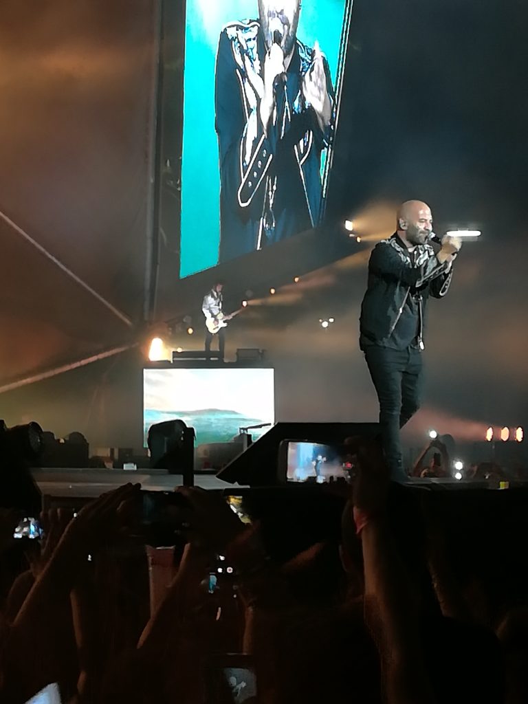 Giuliano Sangiorgi durante un concerto dei Negramaro a Lecce