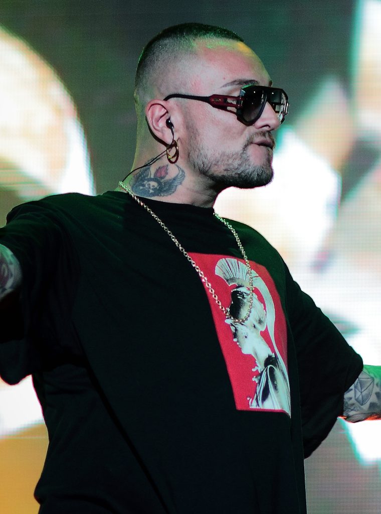 Guè Pequeno sul palco al Postepay Rock In Roma