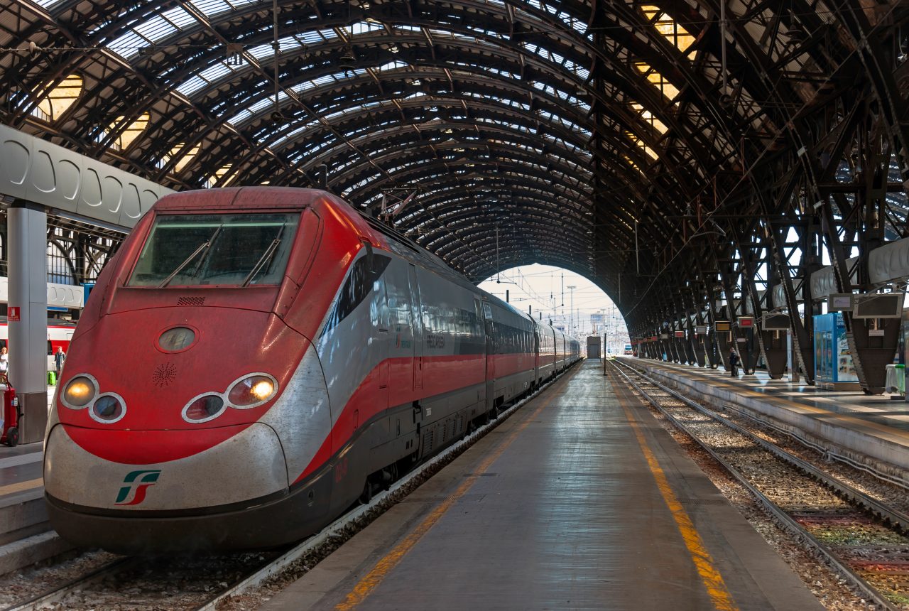 Treno ad alta velocità su un binario di Milano Centrale