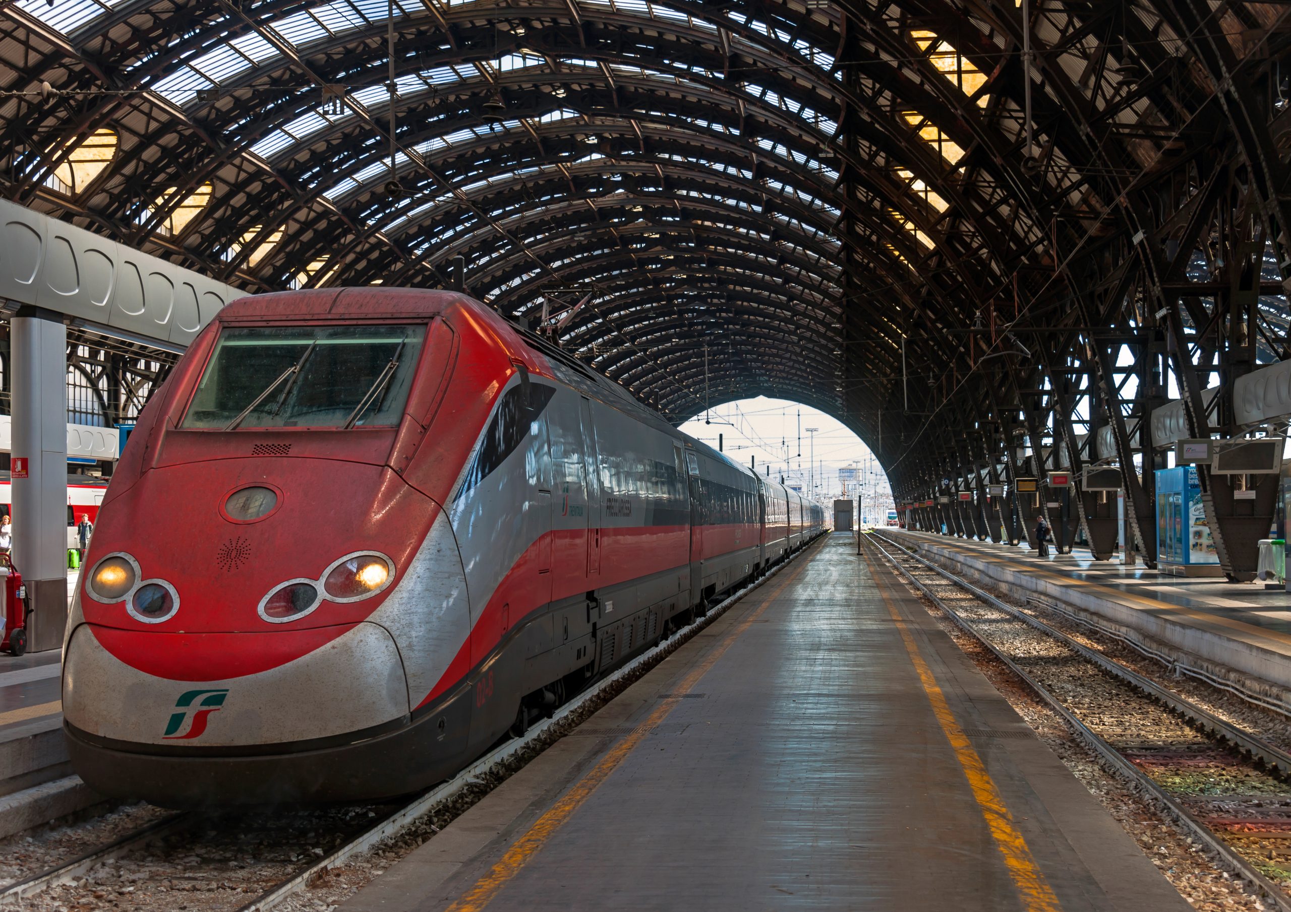 Treno ad alta velocità su un binario di Milano Centrale