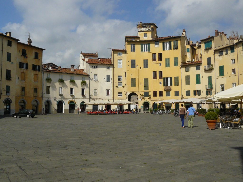 Piazza dell Anfiteatro a Lucca