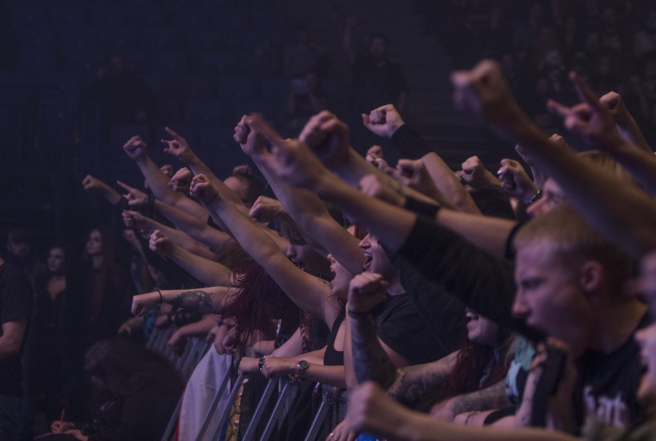 Folla a un concerto metal con luci di palco