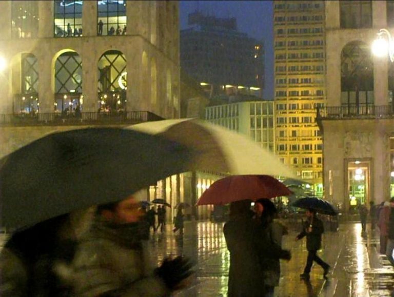 Piazza del Duomo a Milano sotto la pioggia