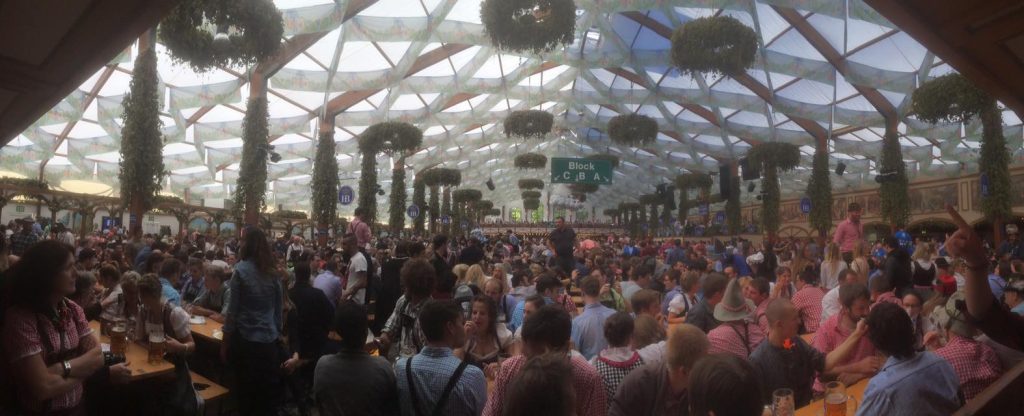 Interno di un tendone dell'Oktoberfest a Monaco