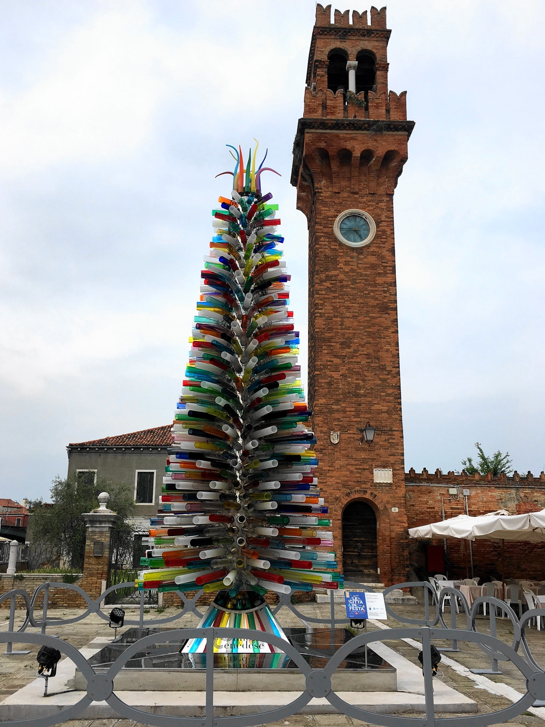 Scultura in vetro a Murano vicino al campanile di Santo Stefano