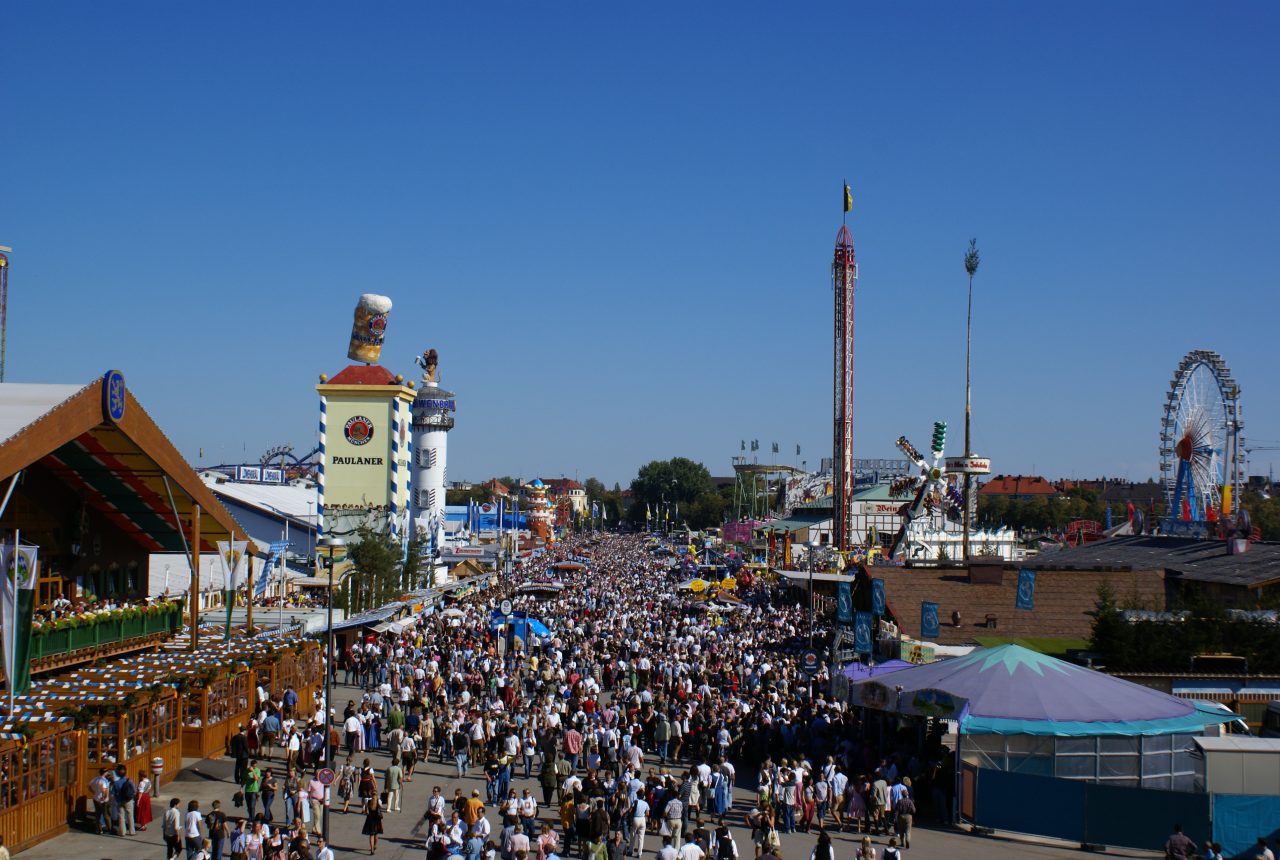 Veduta dell'Oktoberfest a Monaco di Baviera