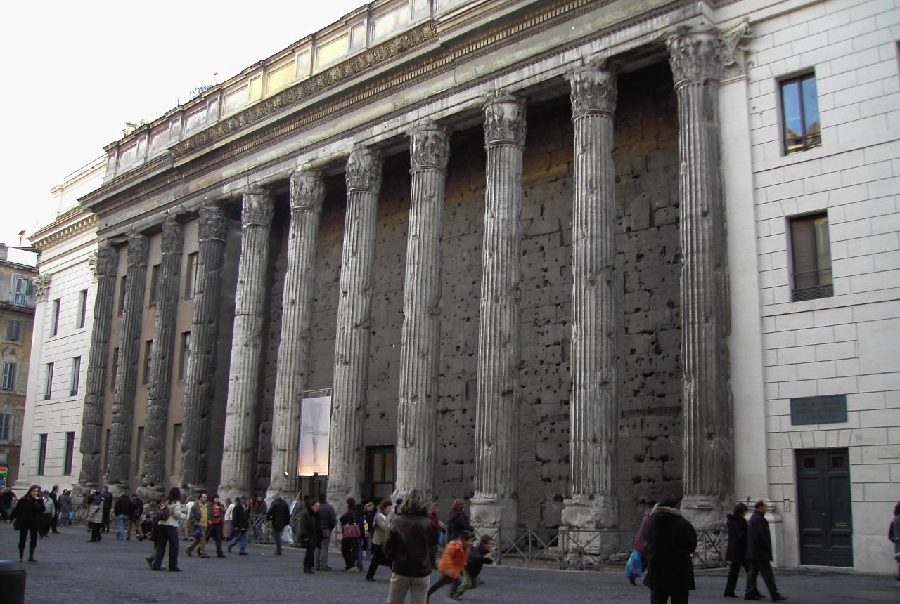 Piazza di Pietra con il Tempio di Adriano a Roma