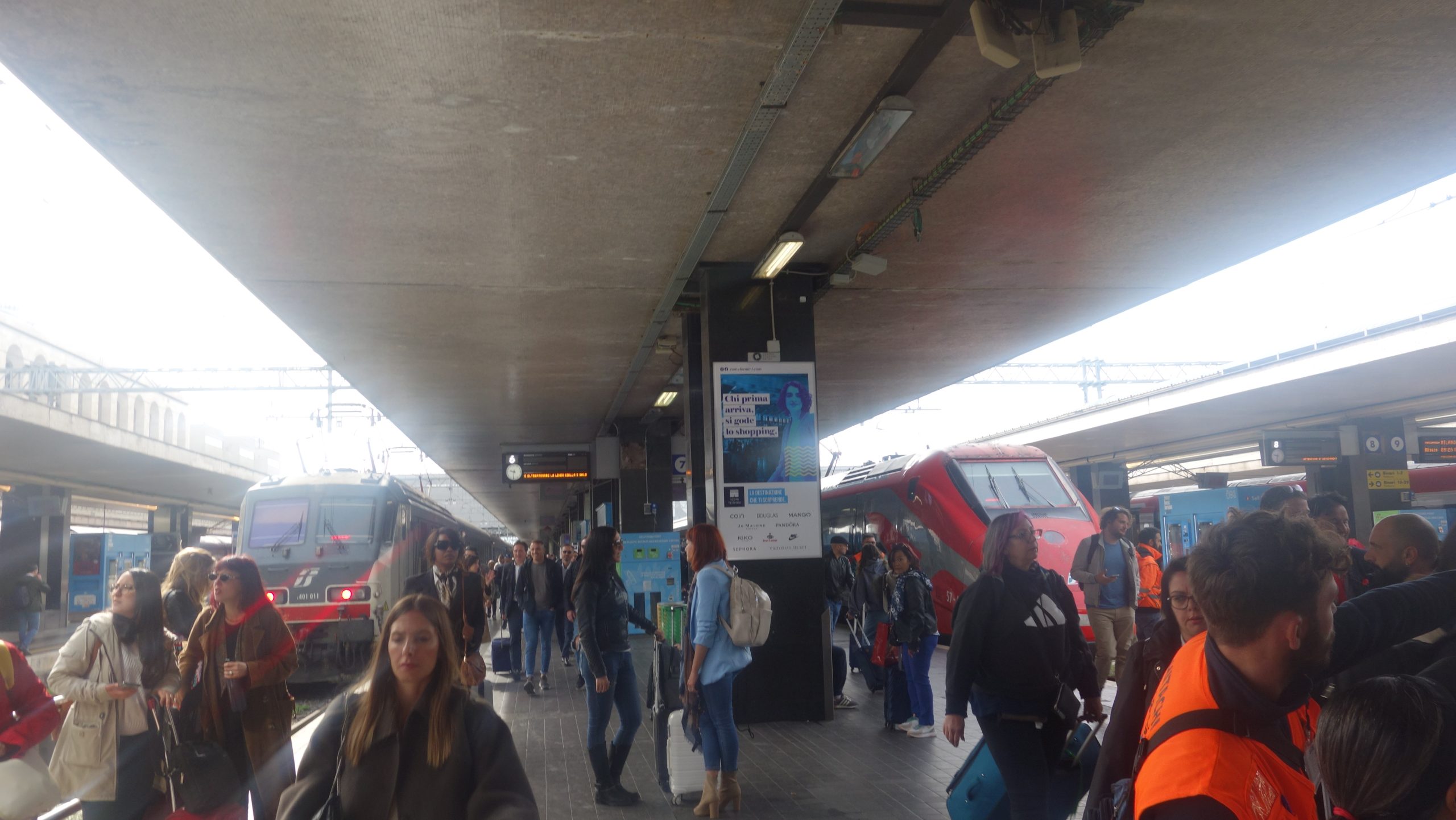 Binari e marciapiede alla stazione Roma Termini