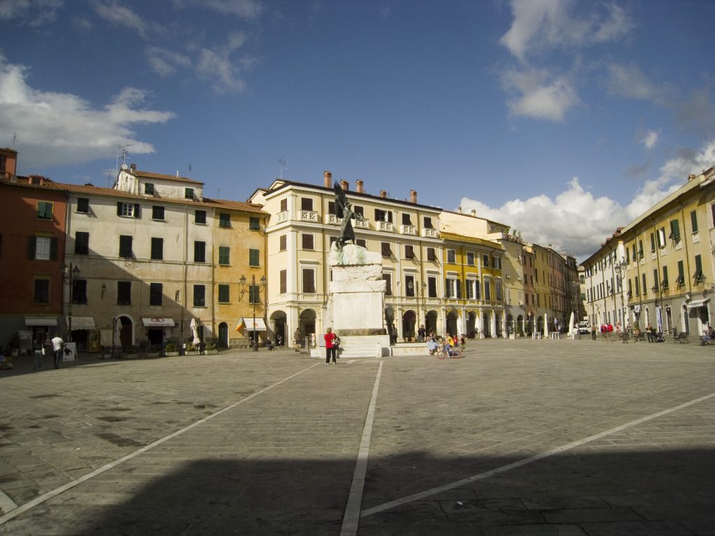 Piazza Matteotti nel centro di Sarzana