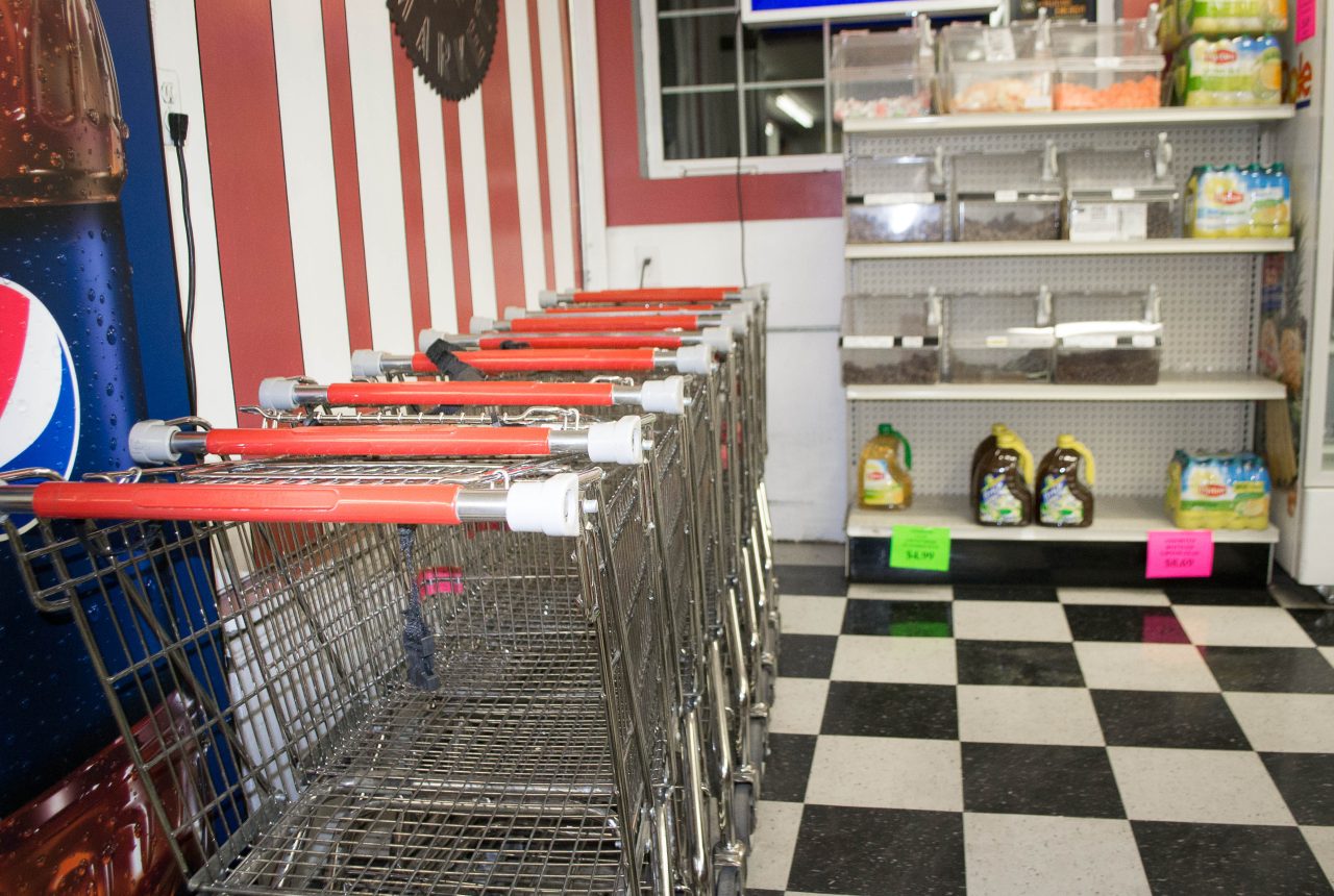 Carrelli allineati in un supermercato generico