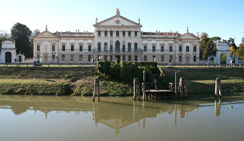 Villa Pisani vista dal Naviglio del Brenta a Stra