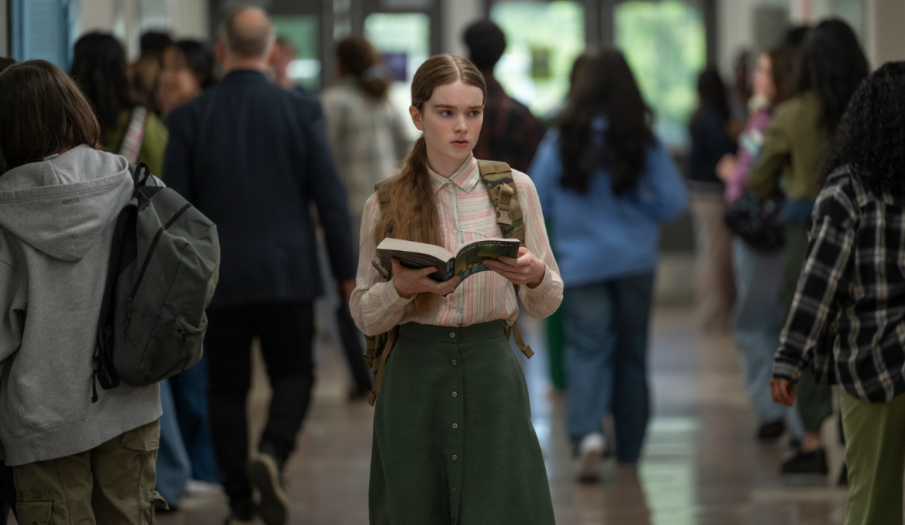 Summer H Howell nei panni di Carrie nella serie Prime Video