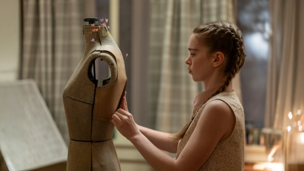 Carrie accanto a un manichino nella serie Prime Video