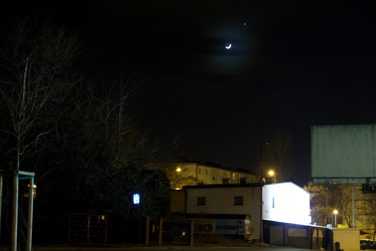 Luna Venere e Giove vicini nel cielo serale