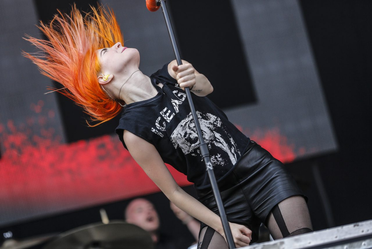 Hayley Williams sul palco con i Paramore nel 2013