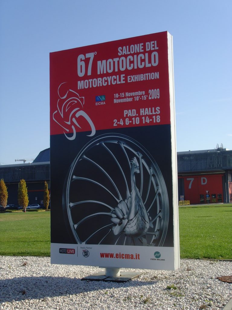 Area espositiva di EICMA con moto e visitatori a Milano