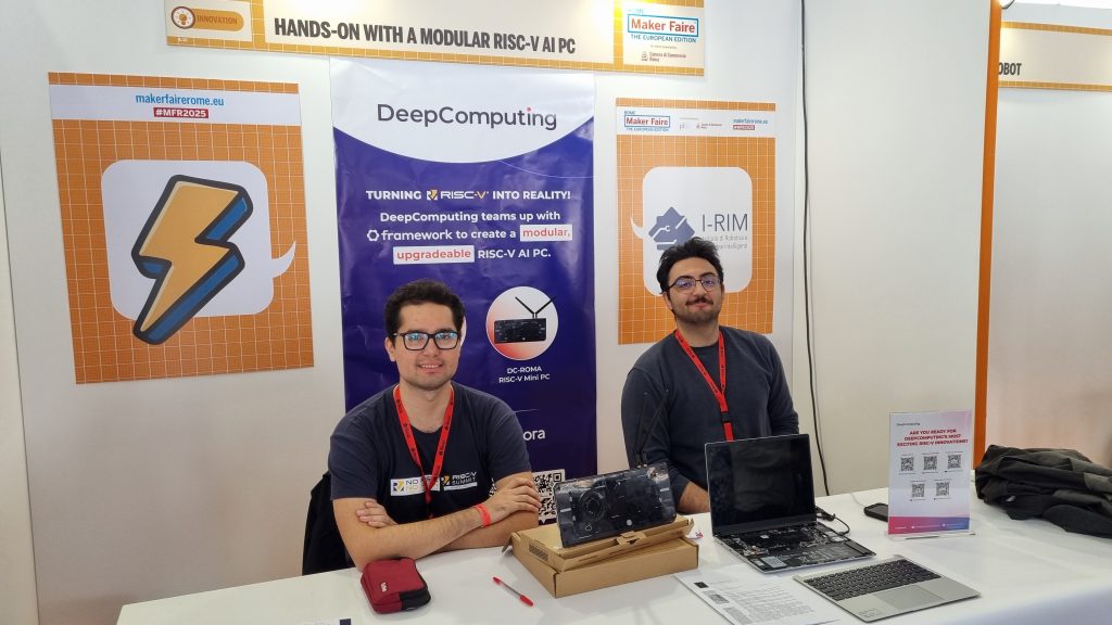 Uno stand a Maker Faire Rome con visitatori e volontari
