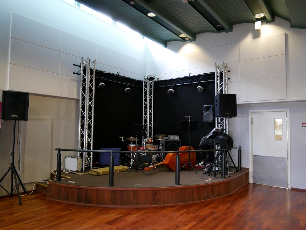 Palco vuoto con luci di scena