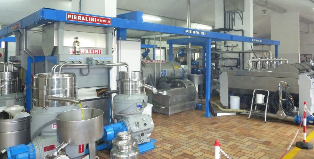 Frantoio moderno per la lavorazione delle olive