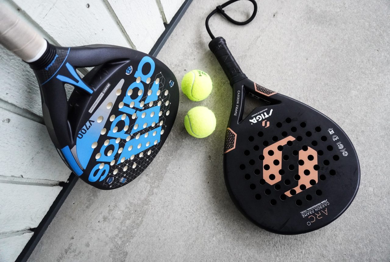 Racchette e palline da padel