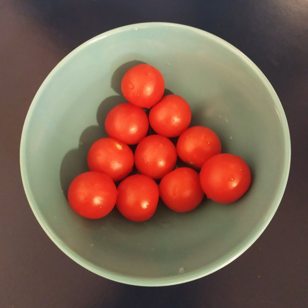 Pomodori in una ciotola su un tavolo