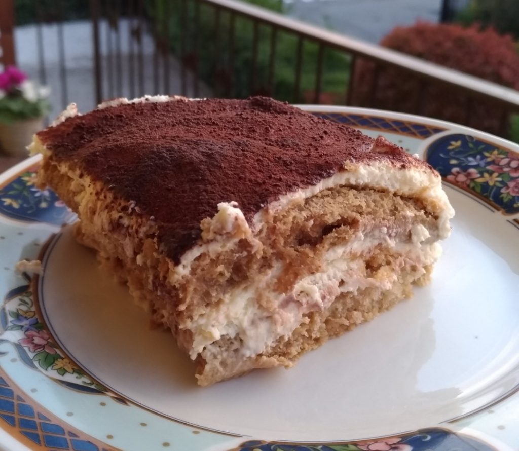 Tiramisù tradizionale servito in piatto
