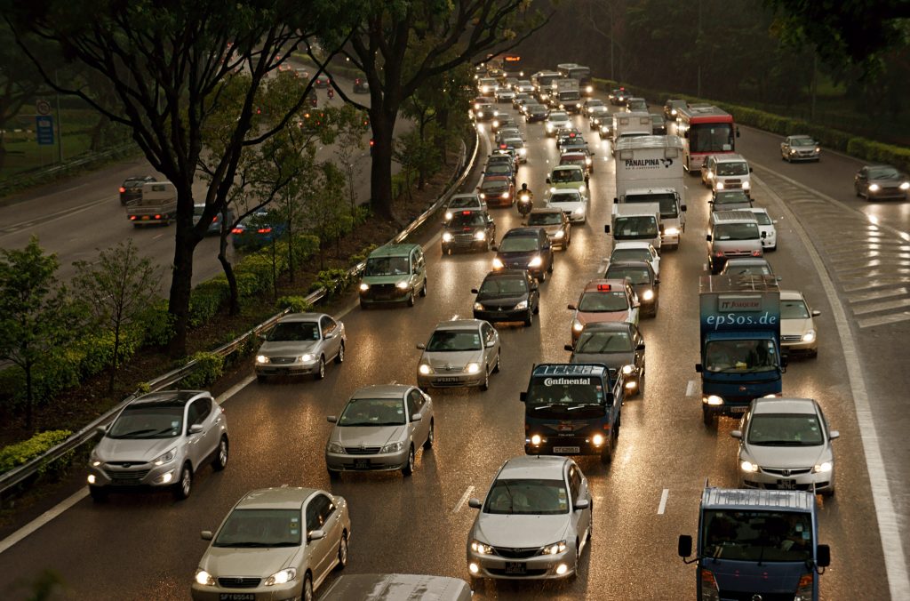 Auto in coda durante un ingorgo sotto la pioggia